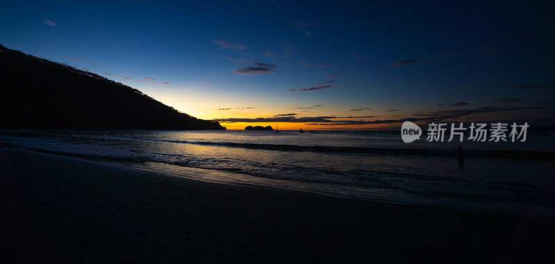 黄昏场景在Playa Hermosa Guanacaste，哥斯达黎加-太平洋